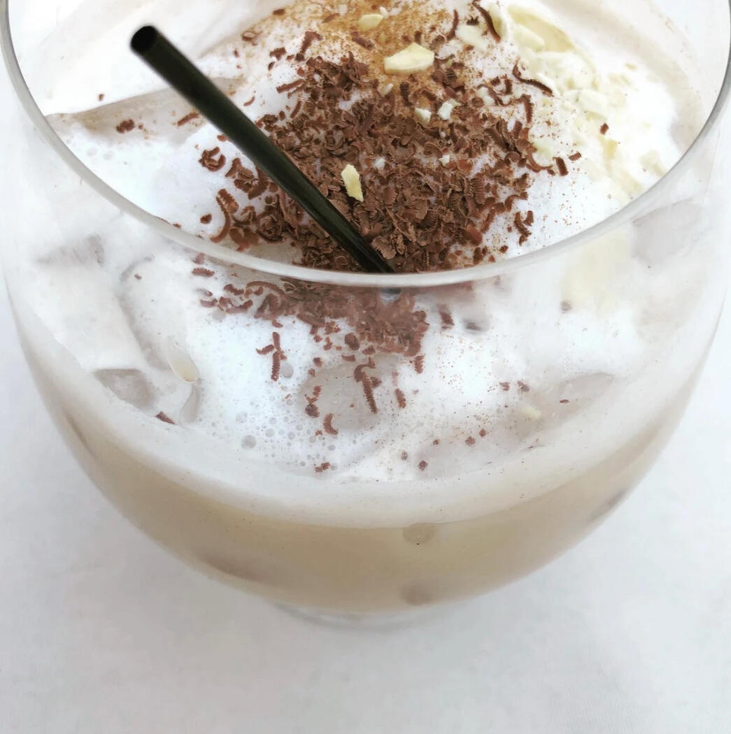 horchata with shaved chocolate flakes and straw