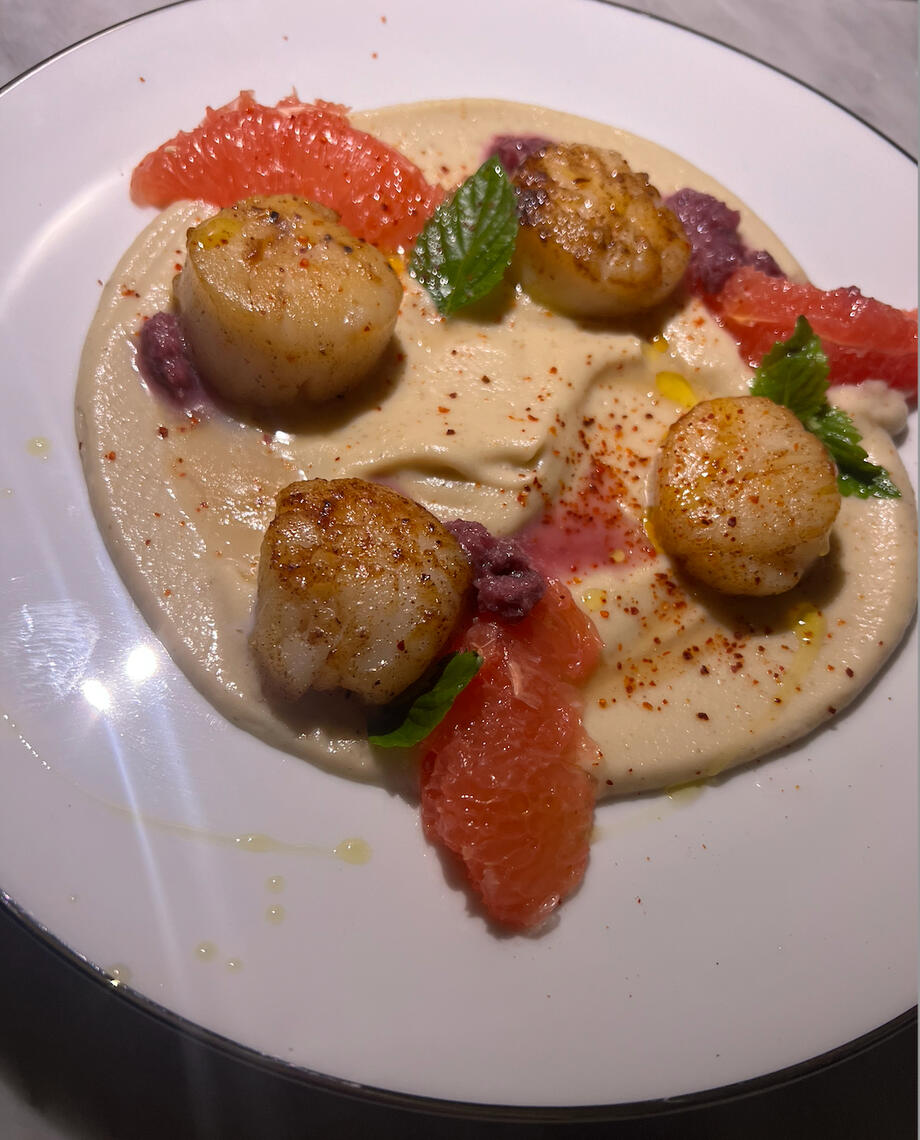 Scallop in sunchoke puree with grapefruit.